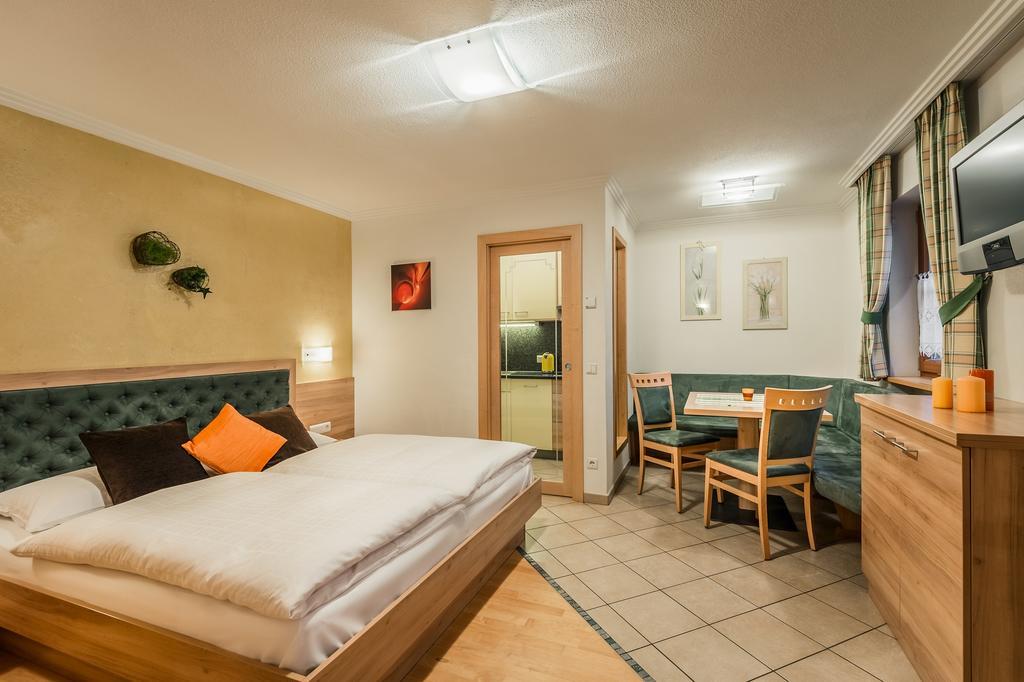 Taela Apartments Сан Касиано Екстериор снимка